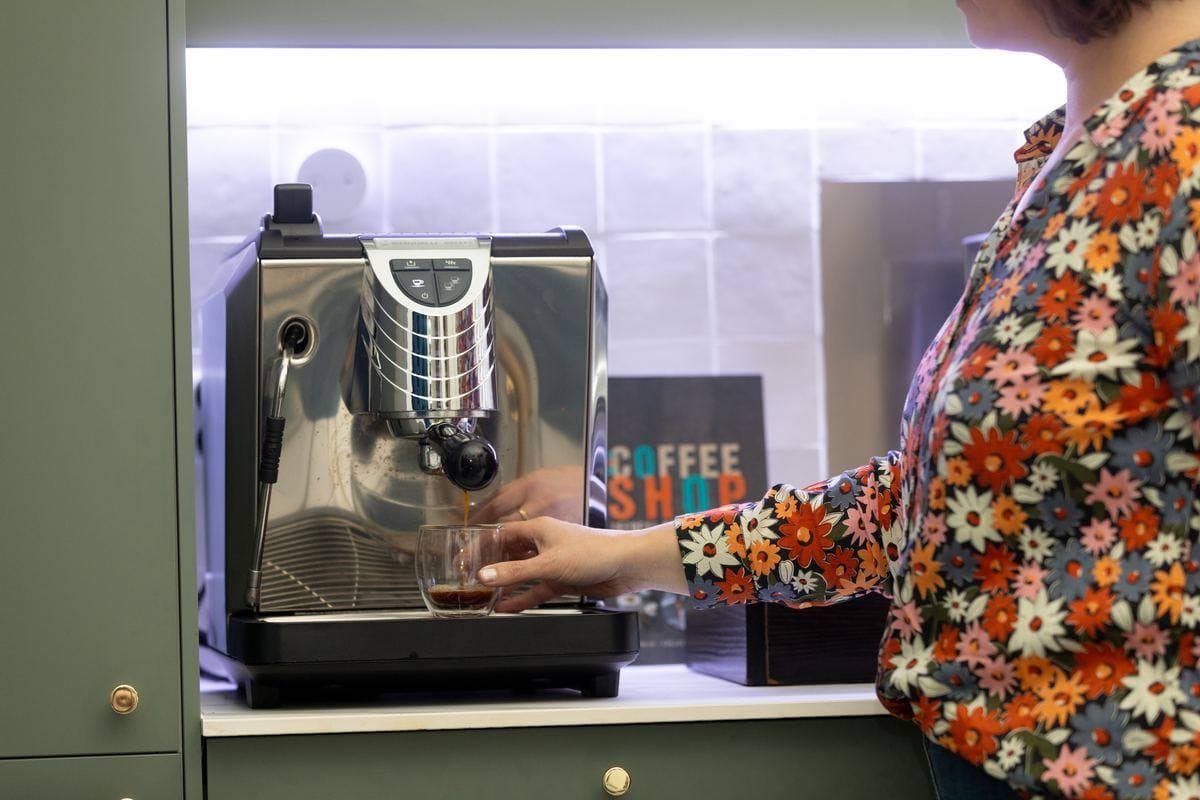 Machine à expresso dans la cuisine des bureaux