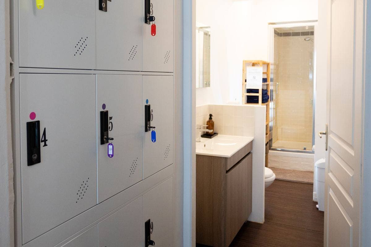 Casiers individuels et salle de douche